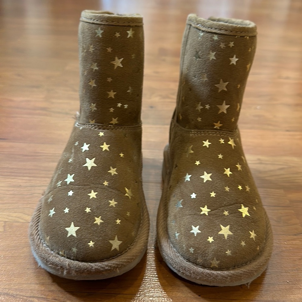Adorable Toddler cozy boots in size 10T.